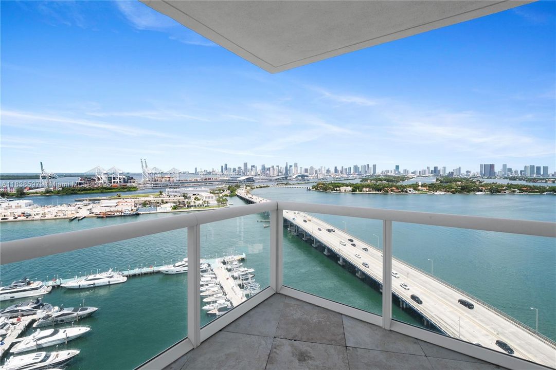 最近售出: $4,095,000 (3 贝兹, 3 浴室, 2145 平方英尺)