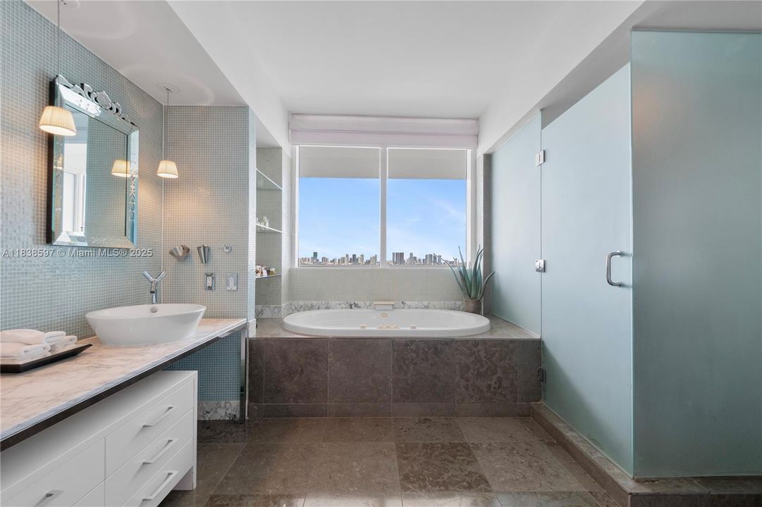 最近售出: $4,095,000 (3 贝兹, 3 浴室, 2145 平方英尺)