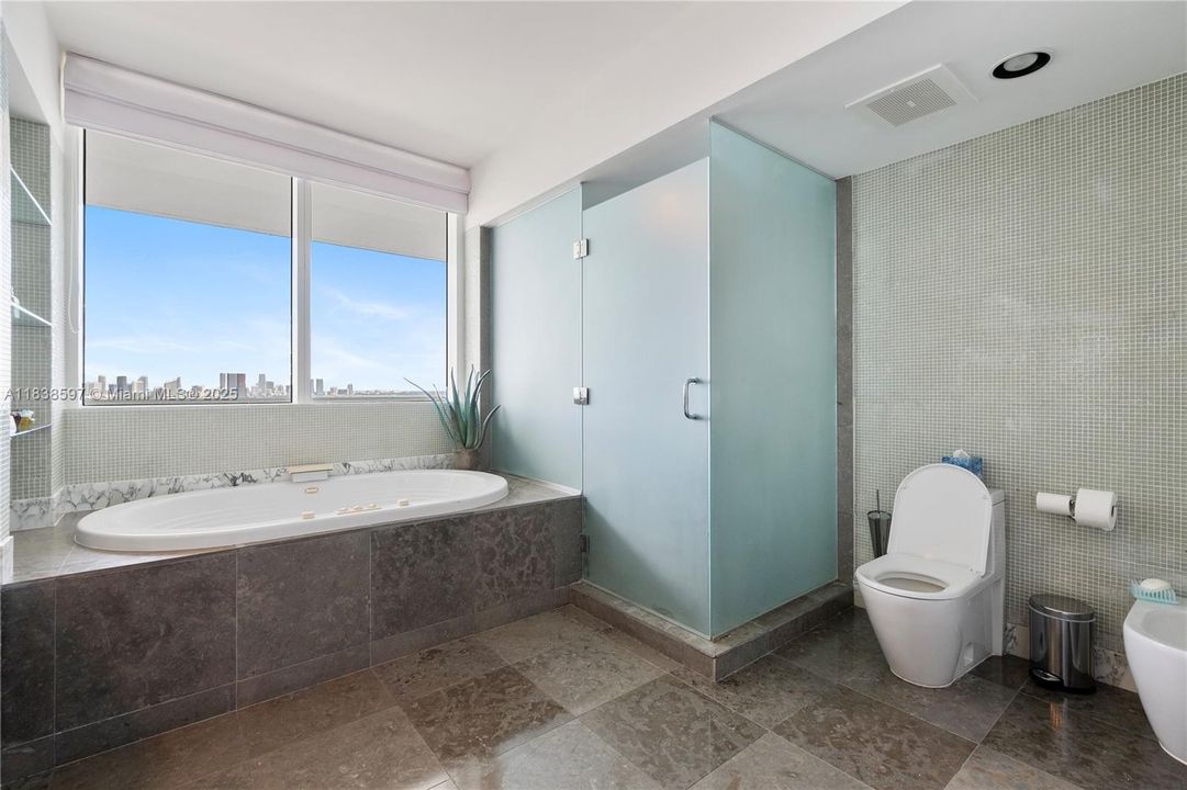 最近售出: $4,095,000 (3 贝兹, 3 浴室, 2145 平方英尺)