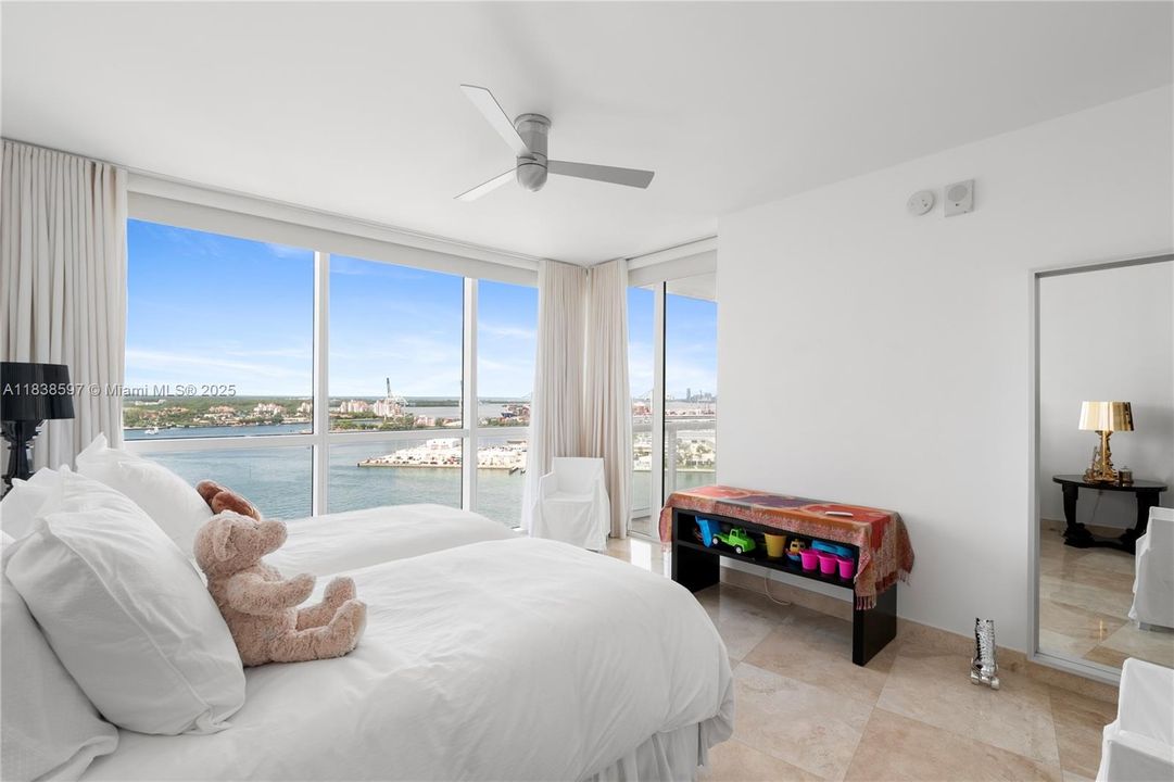 最近售出: $4,095,000 (3 贝兹, 3 浴室, 2145 平方英尺)