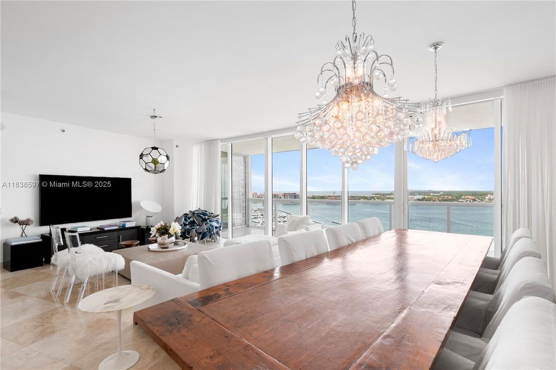 最近售出: $4,095,000 (3 贝兹, 3 浴室, 2145 平方英尺)