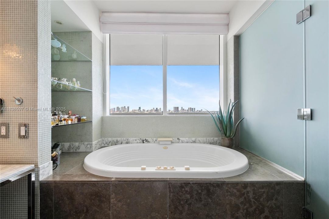 最近售出: $4,095,000 (3 贝兹, 3 浴室, 2145 平方英尺)