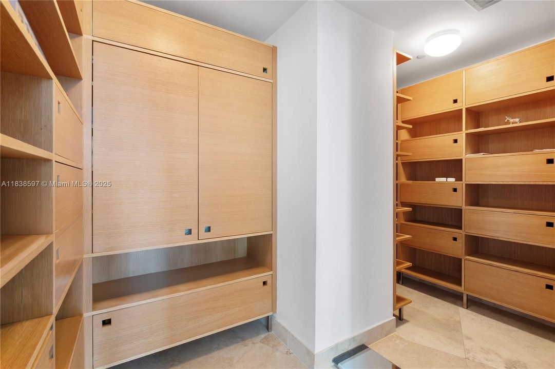 最近售出: $4,095,000 (3 贝兹, 3 浴室, 2145 平方英尺)