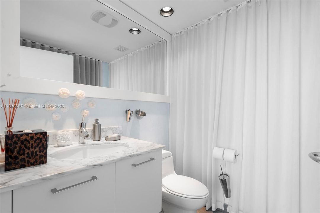 最近售出: $4,095,000 (3 贝兹, 3 浴室, 2145 平方英尺)