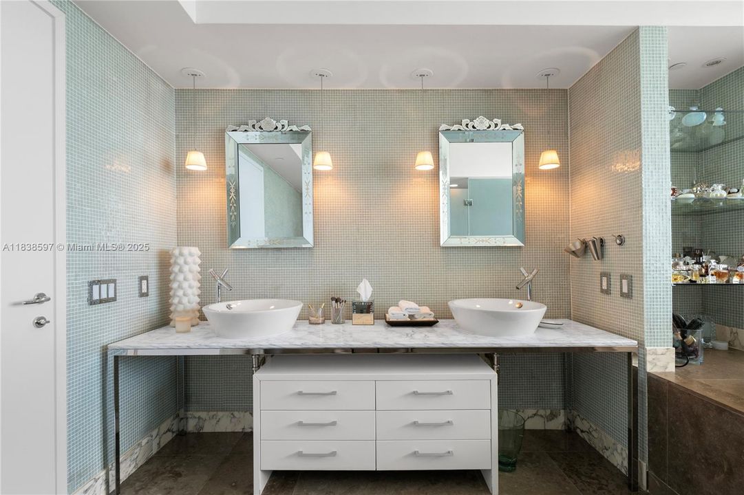 最近售出: $4,095,000 (3 贝兹, 3 浴室, 2145 平方英尺)