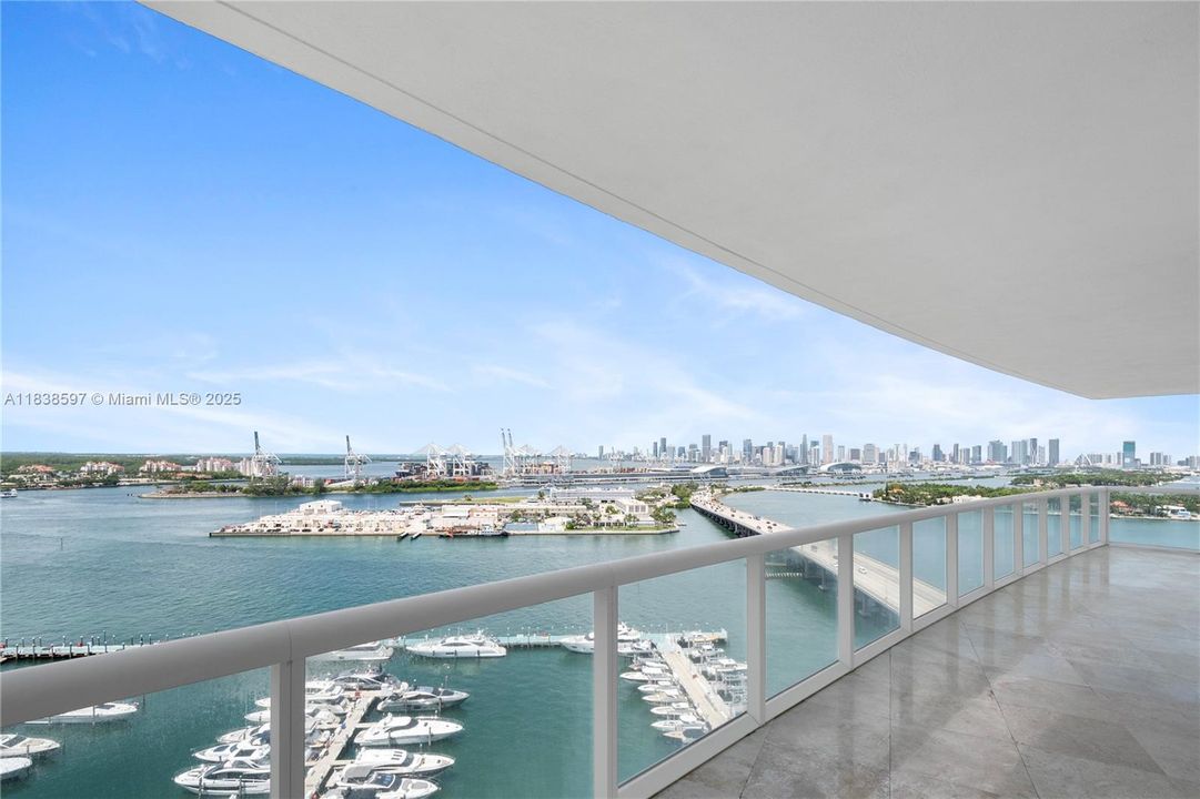 最近售出: $4,095,000 (3 贝兹, 3 浴室, 2145 平方英尺)