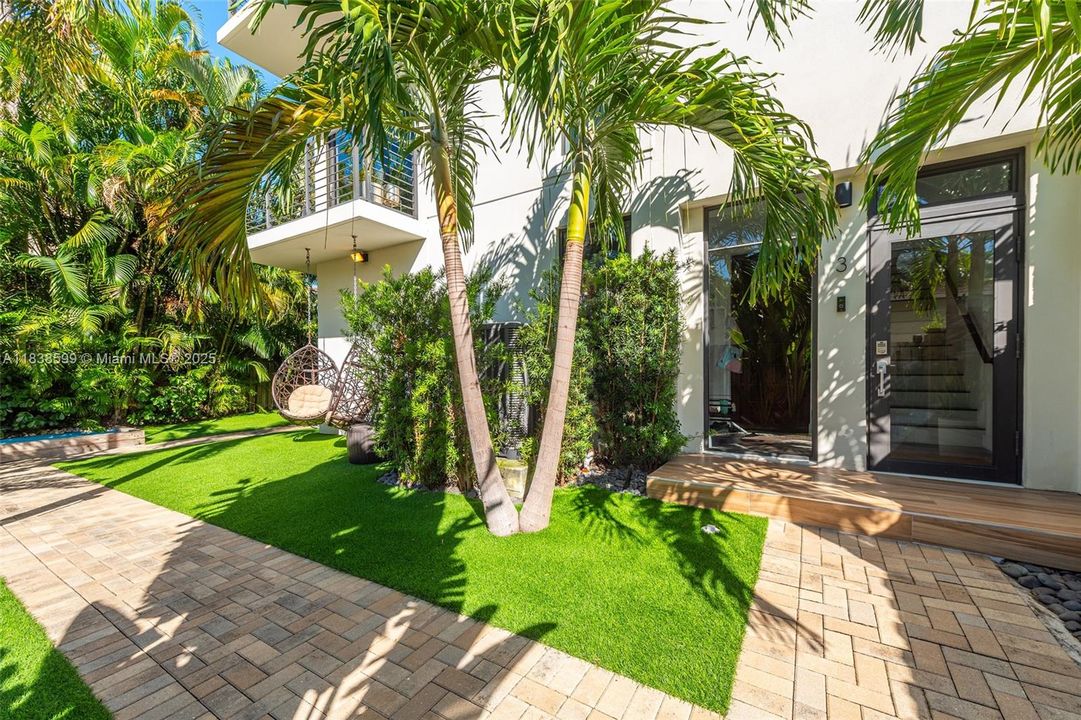 Recently Sold: $999,000 (3 beds, 2 baths, 1976 Square Feet)