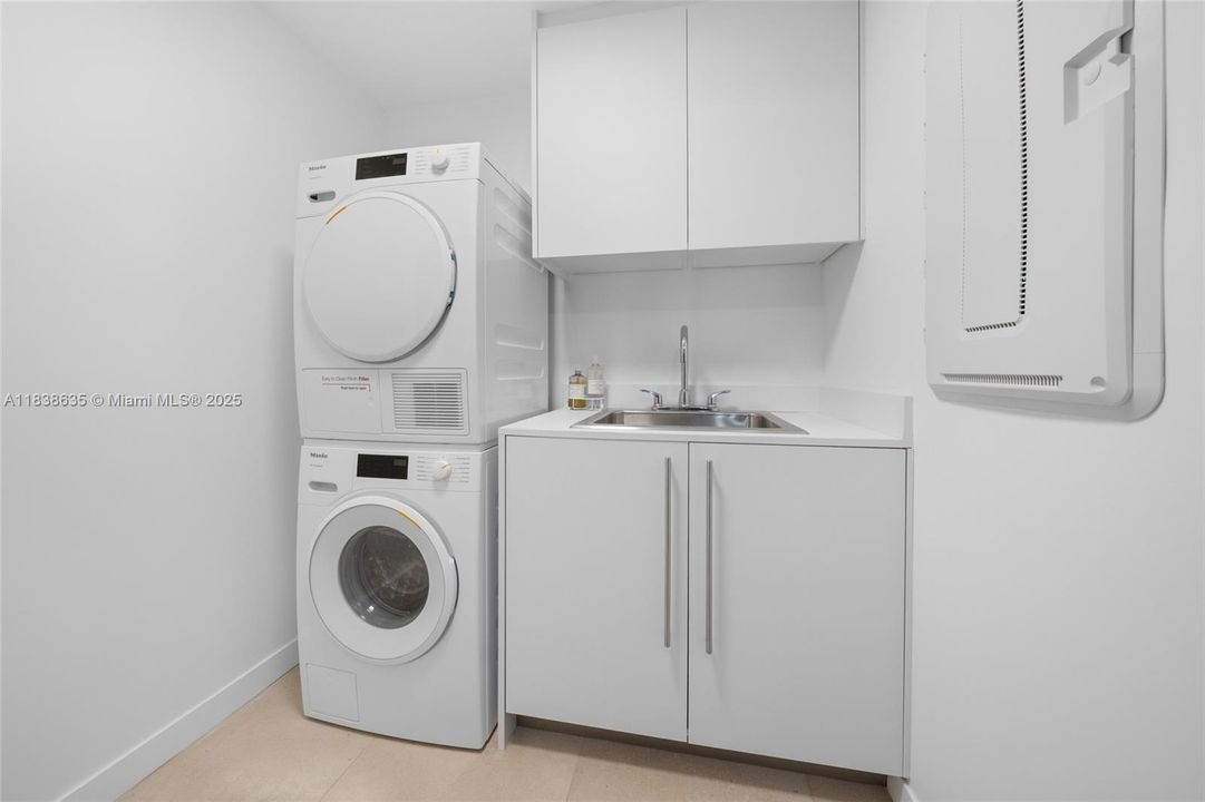 For Sale: $3,790,000 (2 beds, 3 baths, 2109 Square Feet)