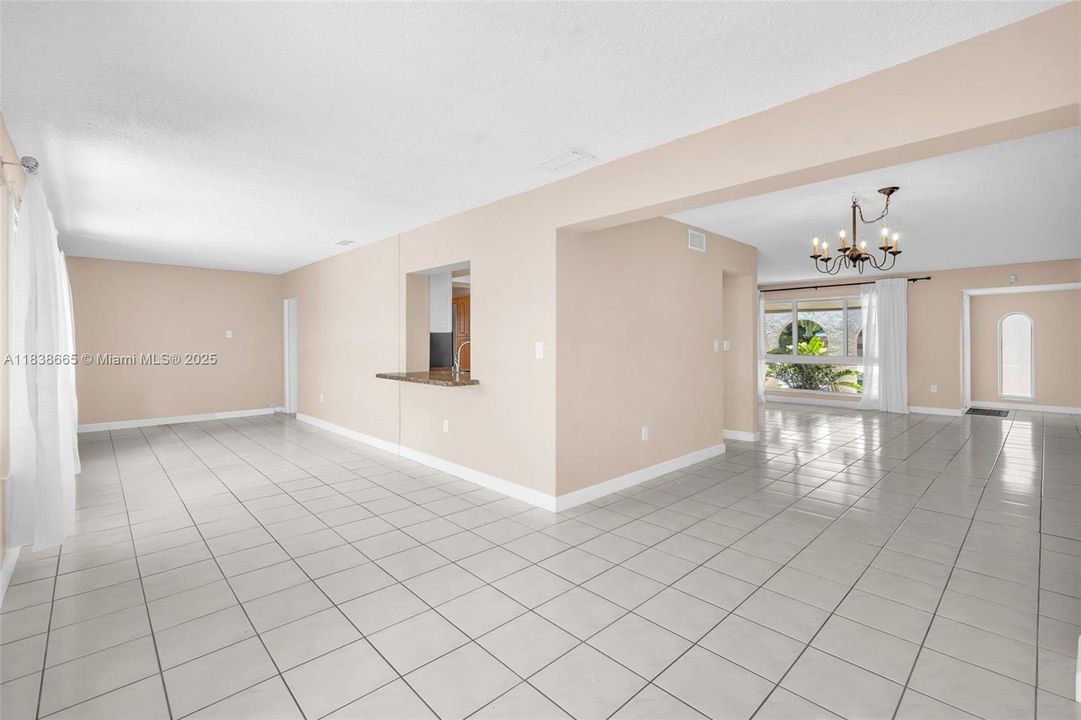 Activo con contrato: $4,200 (3 camas, 2 baños, 1911 Pies cuadrados)