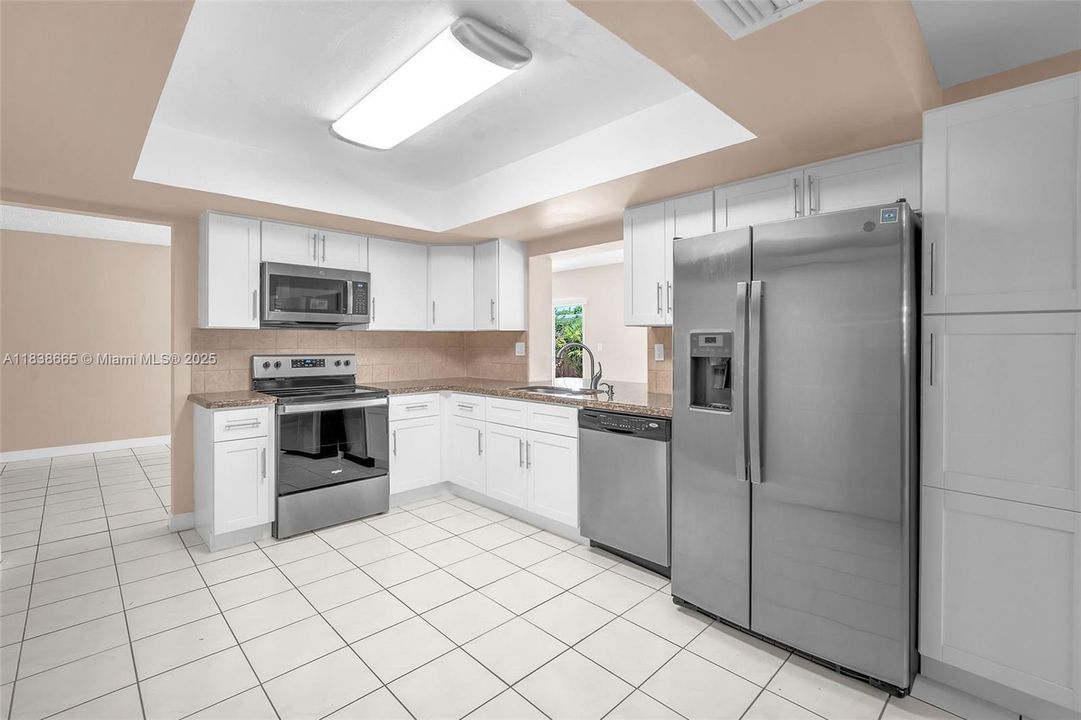 Activo con contrato: $4,200 (3 camas, 2 baños, 1911 Pies cuadrados)