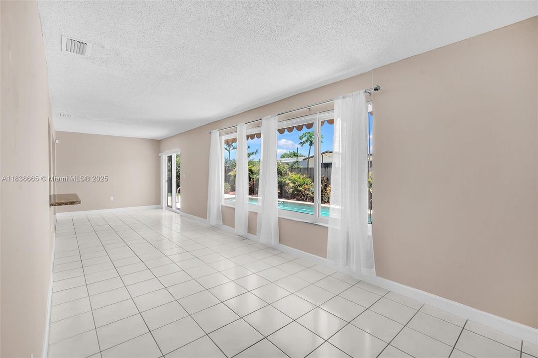 Activo con contrato: $4,200 (3 camas, 2 baños, 1911 Pies cuadrados)