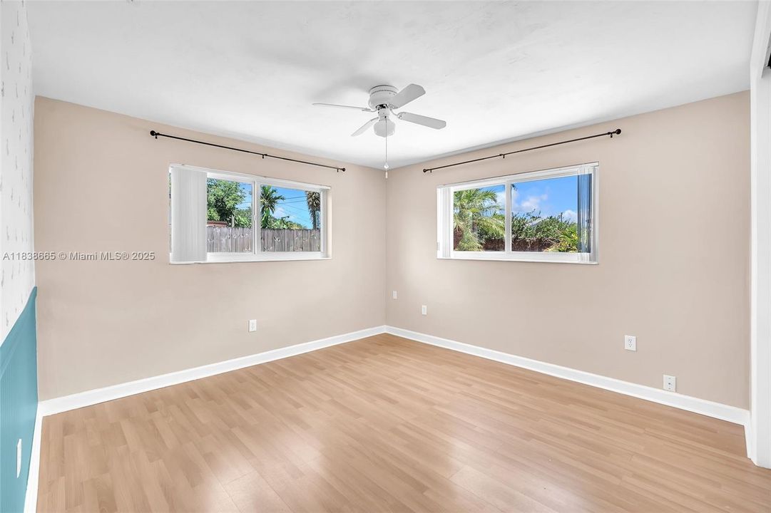 Activo con contrato: $4,200 (3 camas, 2 baños, 1911 Pies cuadrados)