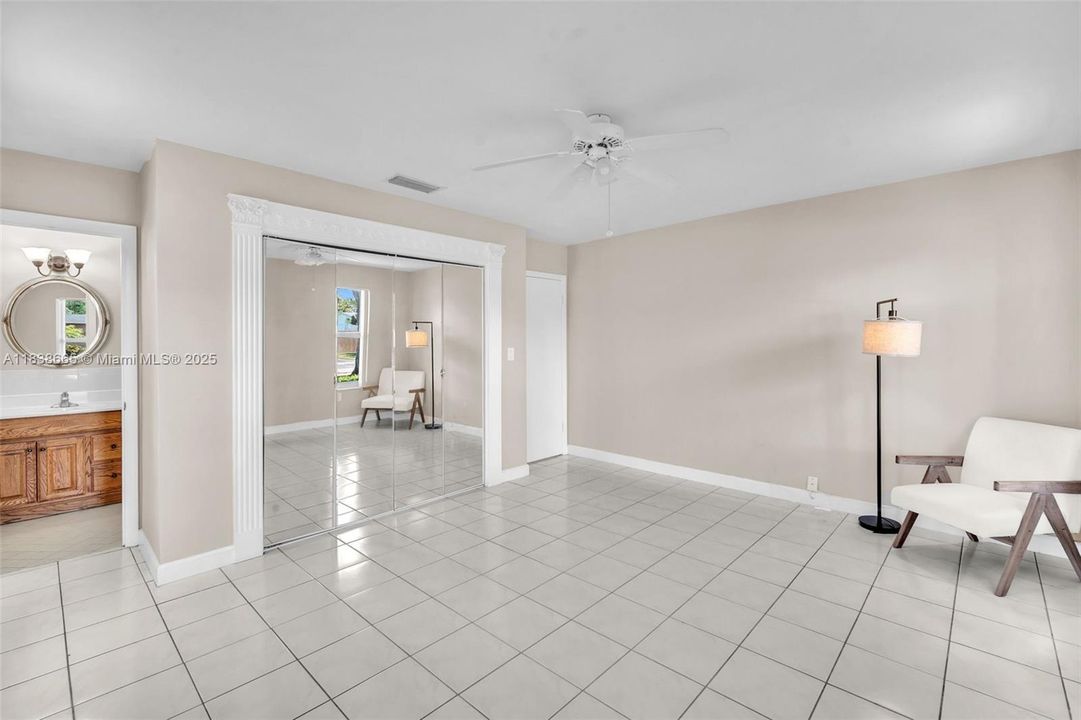 Activo con contrato: $4,200 (3 camas, 2 baños, 1911 Pies cuadrados)