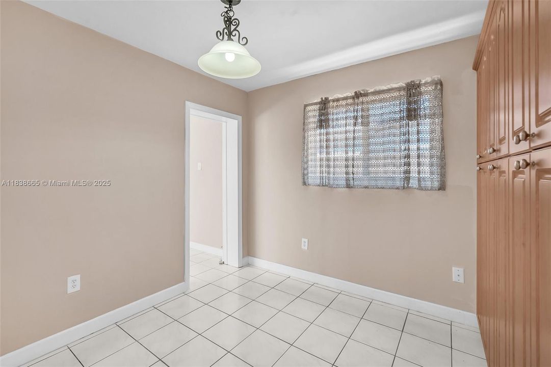 Activo con contrato: $4,200 (3 camas, 2 baños, 1911 Pies cuadrados)