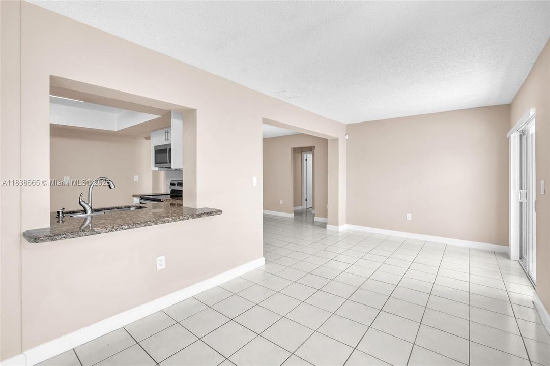 Activo con contrato: $4,200 (3 camas, 2 baños, 1911 Pies cuadrados)