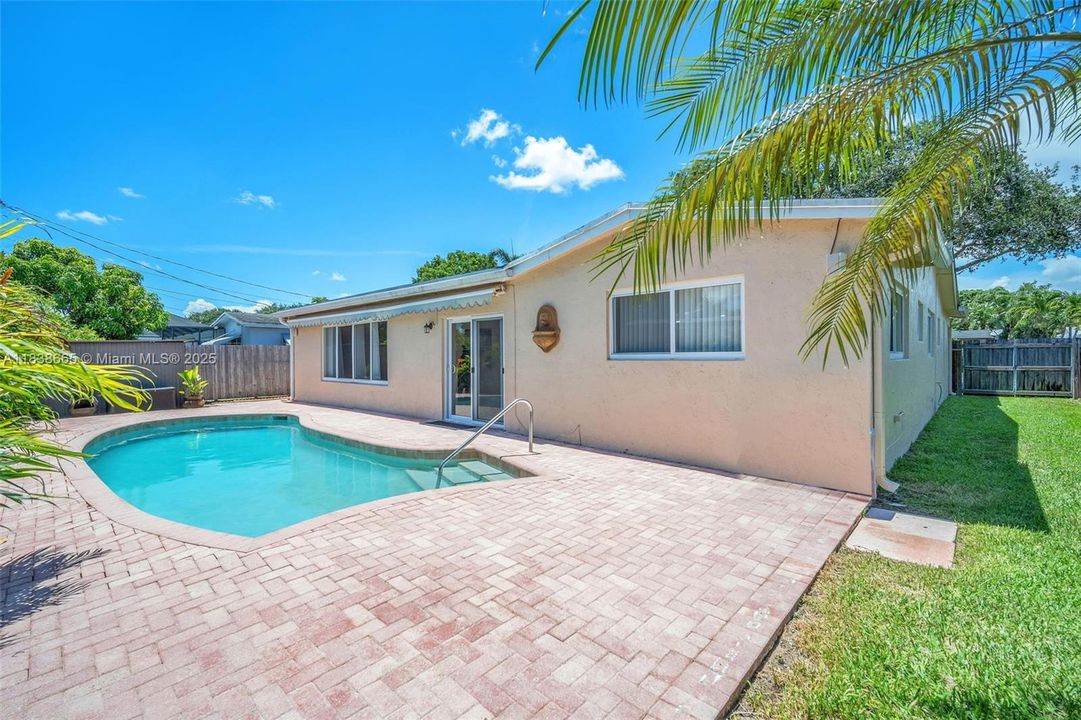 Activo con contrato: $4,200 (3 camas, 2 baños, 1911 Pies cuadrados)