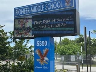 Activo con contrato: $4,200 (3 camas, 2 baños, 1911 Pies cuadrados)