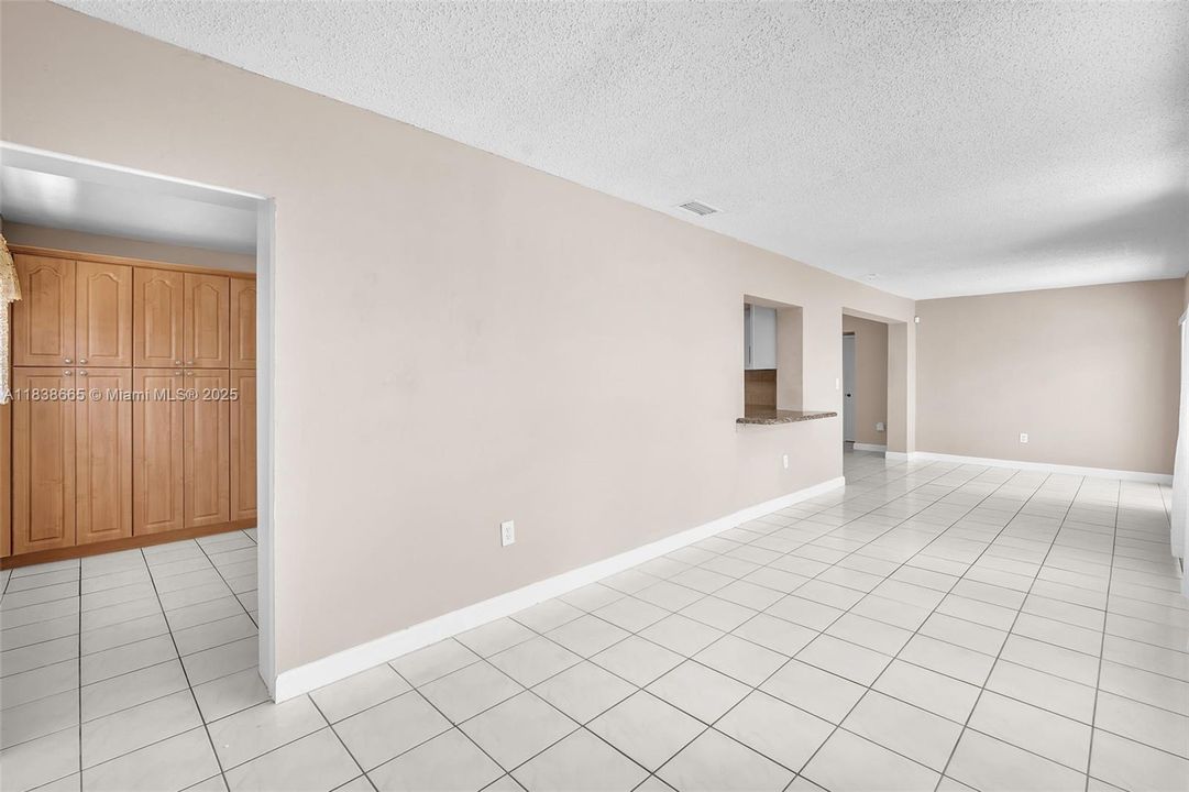 Activo con contrato: $4,200 (3 camas, 2 baños, 1911 Pies cuadrados)