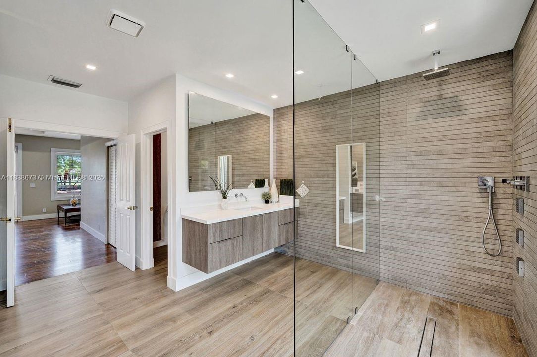 For Sale: $2,900,000 (7 beds, 5 baths, 5042 Square Feet)