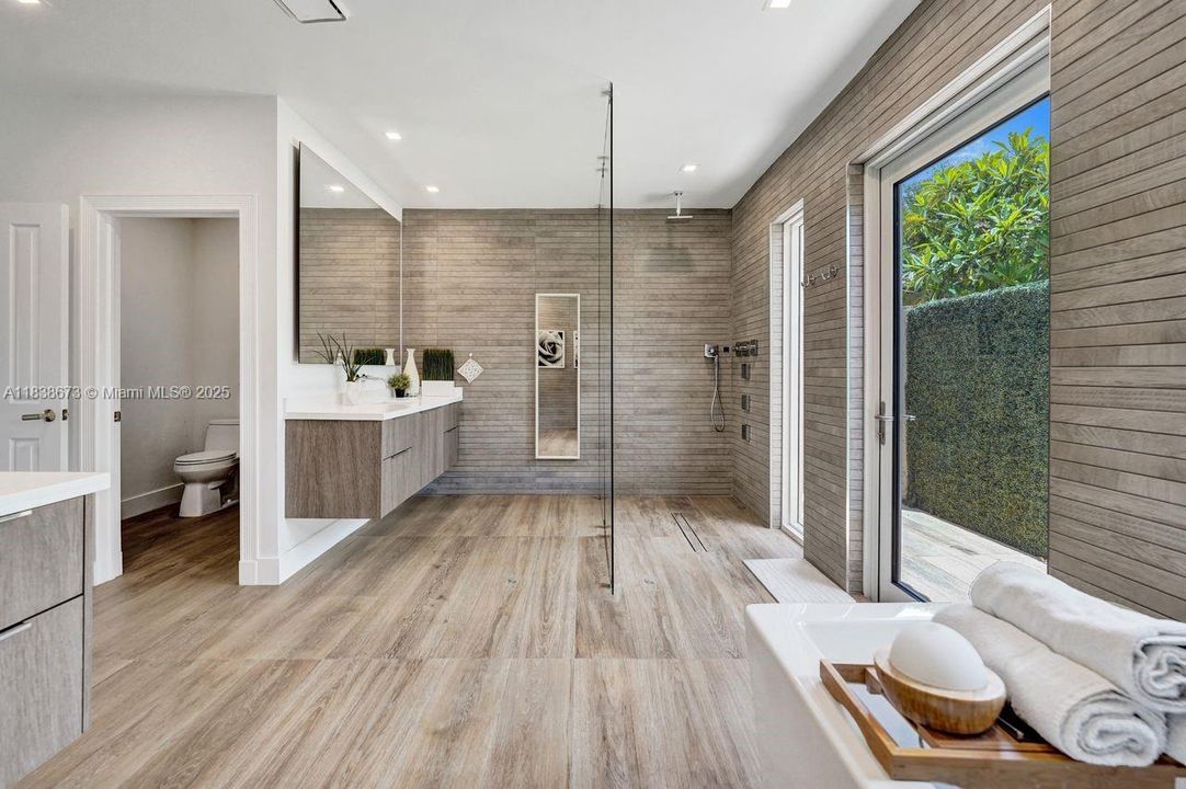 For Sale: $2,900,000 (7 beds, 5 baths, 5042 Square Feet)