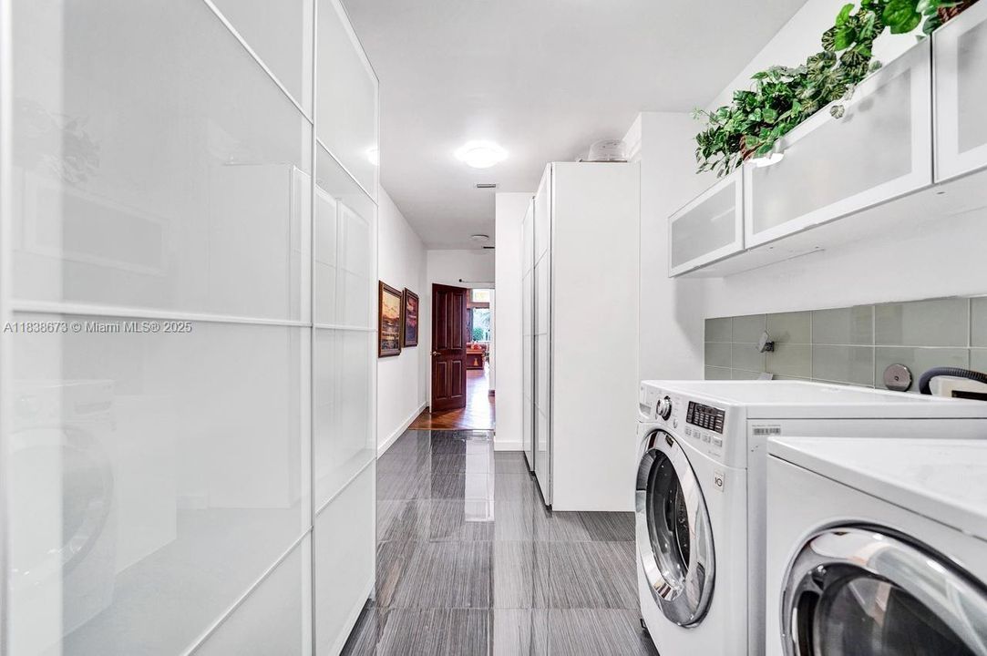 For Sale: $2,900,000 (7 beds, 5 baths, 5042 Square Feet)