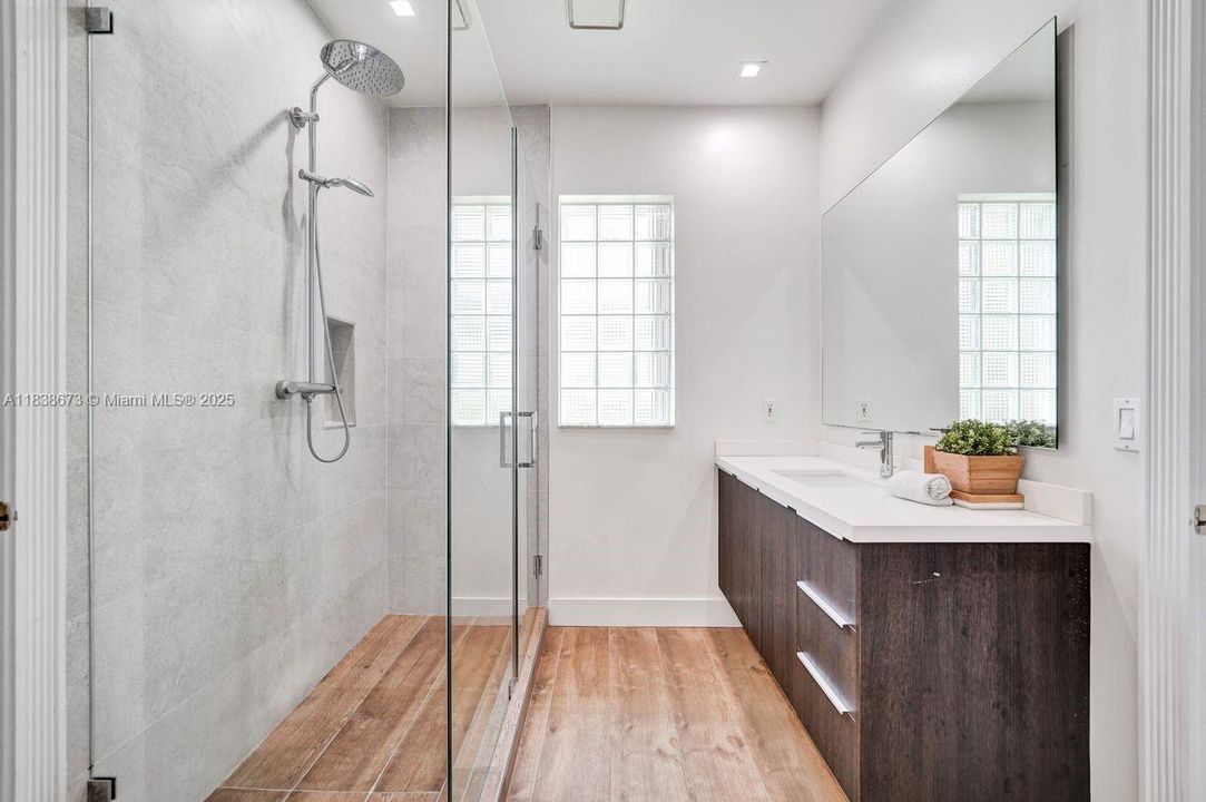 For Sale: $2,900,000 (7 beds, 5 baths, 5042 Square Feet)