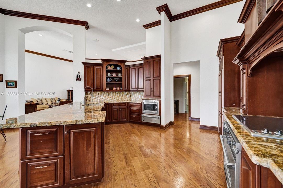 For Sale: $2,900,000 (7 beds, 5 baths, 5042 Square Feet)