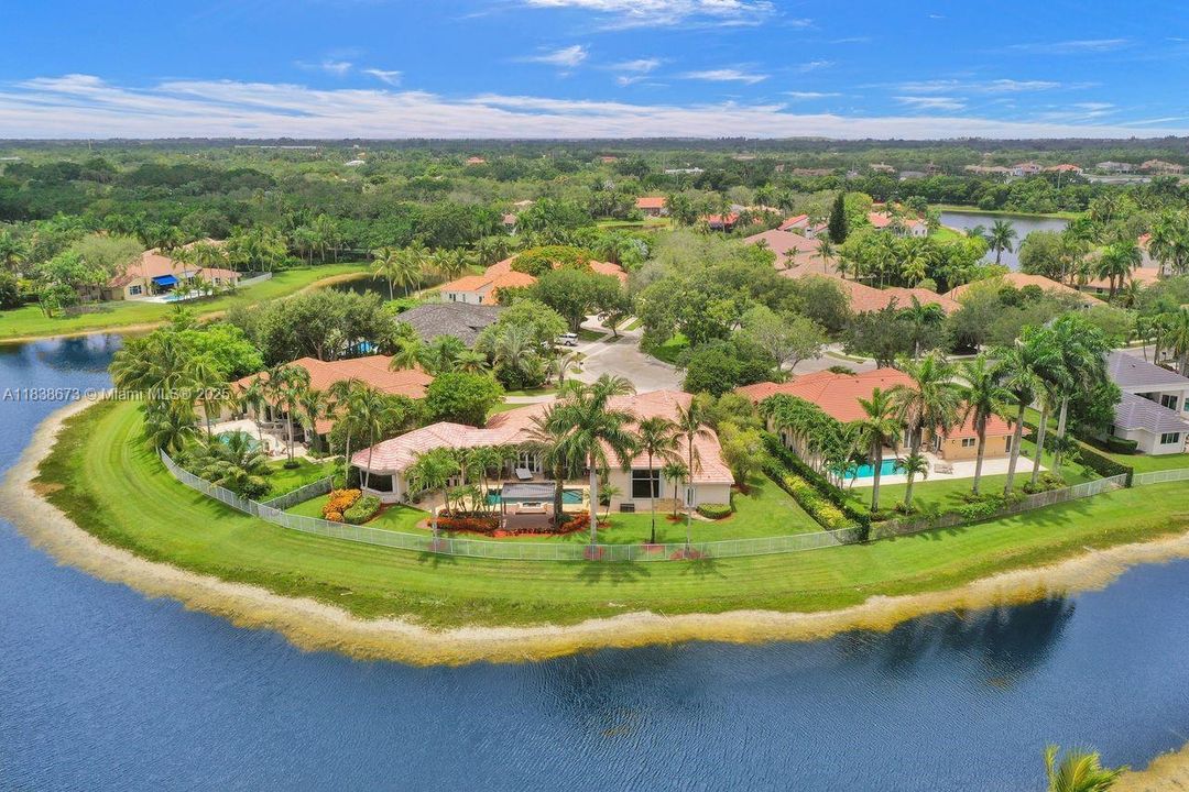 For Sale: $2,900,000 (7 beds, 5 baths, 5042 Square Feet)