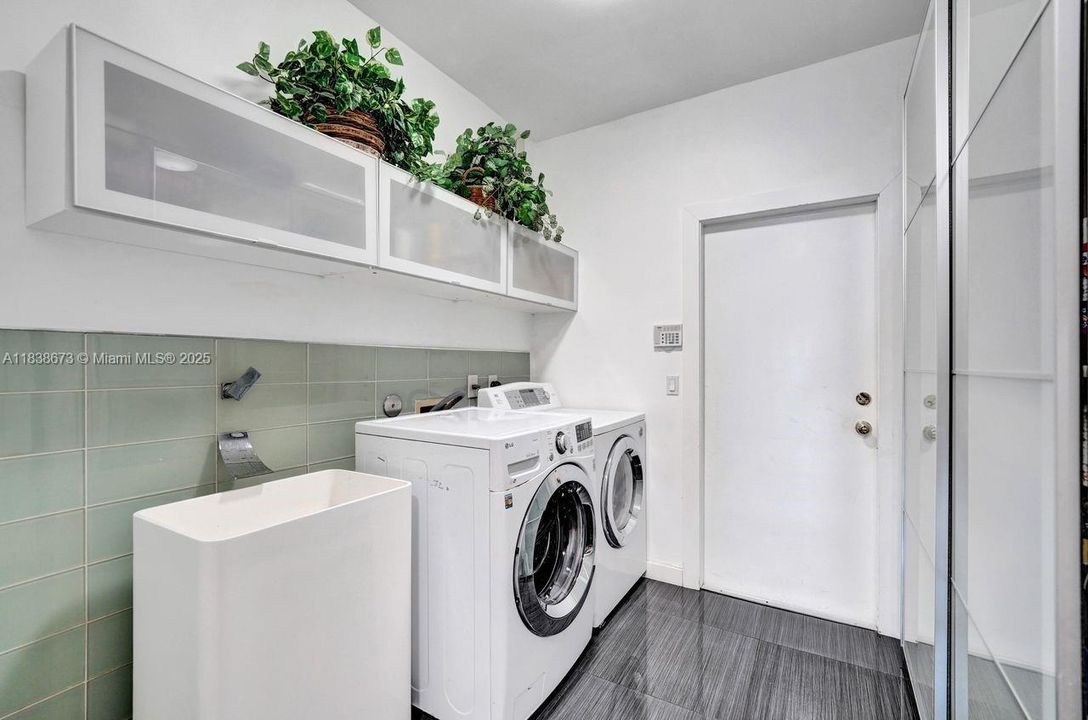 For Sale: $2,900,000 (7 beds, 5 baths, 5042 Square Feet)