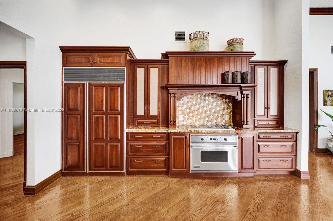 For Sale: $2,900,000 (7 beds, 5 baths, 5042 Square Feet)