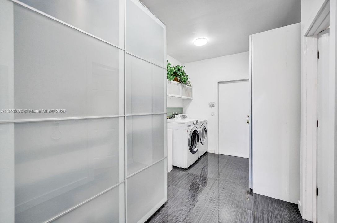 For Sale: $2,900,000 (7 beds, 5 baths, 5042 Square Feet)