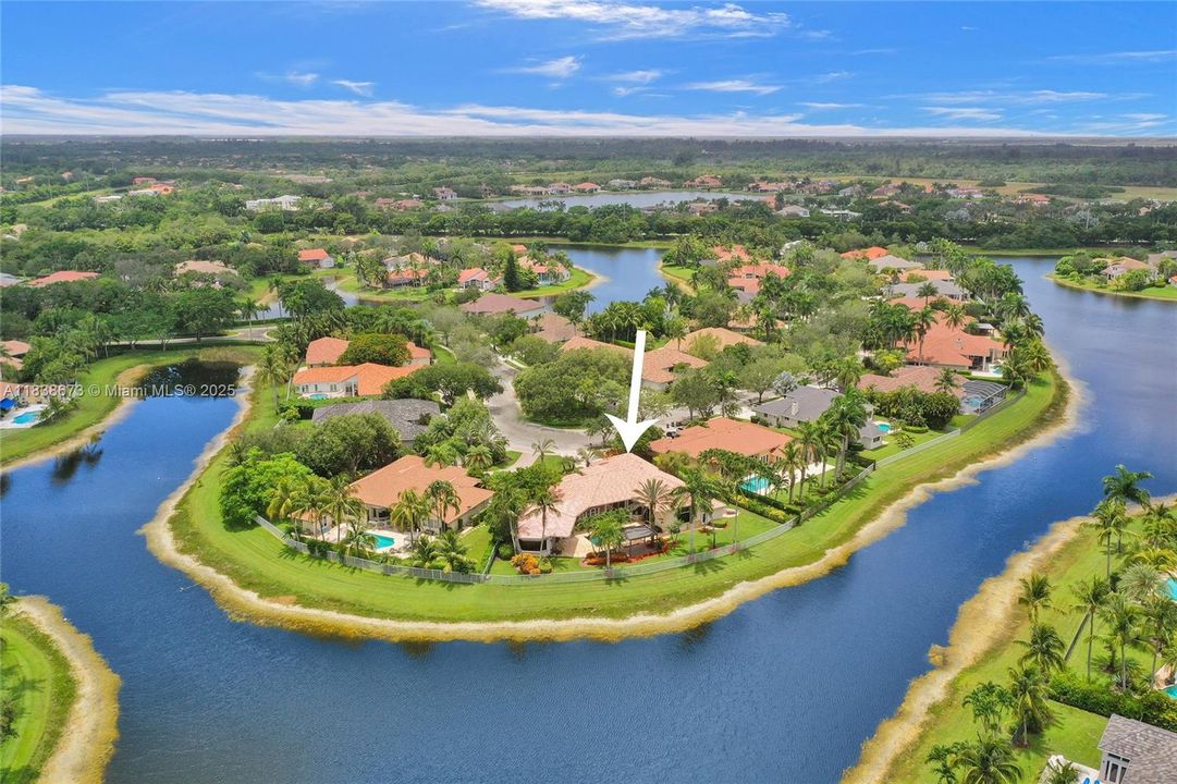 For Sale: $2,900,000 (7 beds, 5 baths, 5042 Square Feet)