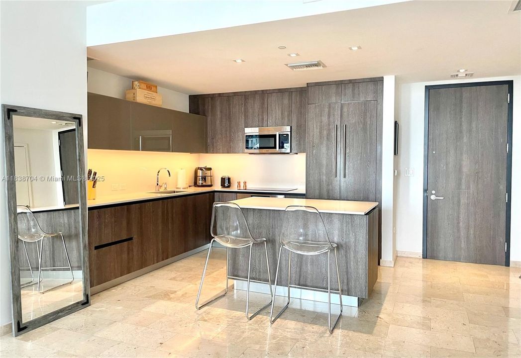 待售: $1,100,000 (2 贝兹, 2 浴室, 1202 平方英尺)