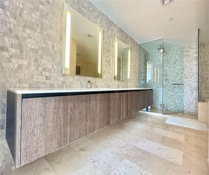 待售: $1,100,000 (2 贝兹, 2 浴室, 1202 平方英尺)