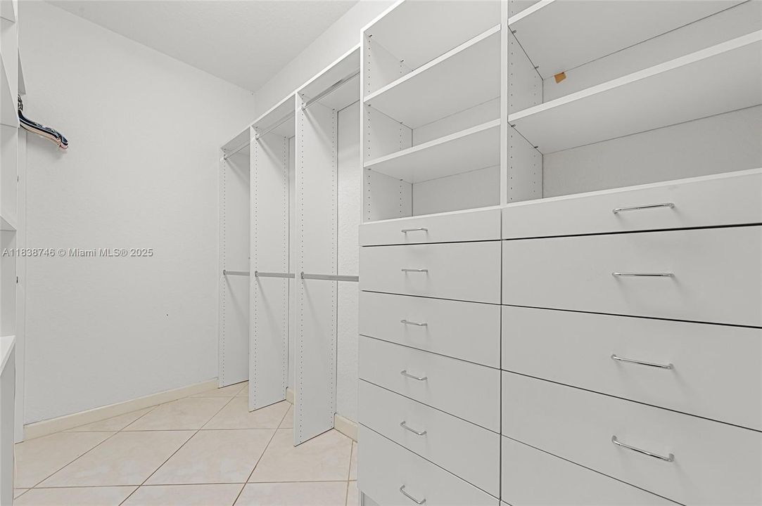 Recently Sold: $2,750,000 (5 beds, 4 baths, 4006 Square Feet)