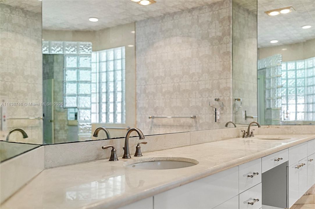 Recently Sold: $2,750,000 (5 beds, 4 baths, 4006 Square Feet)