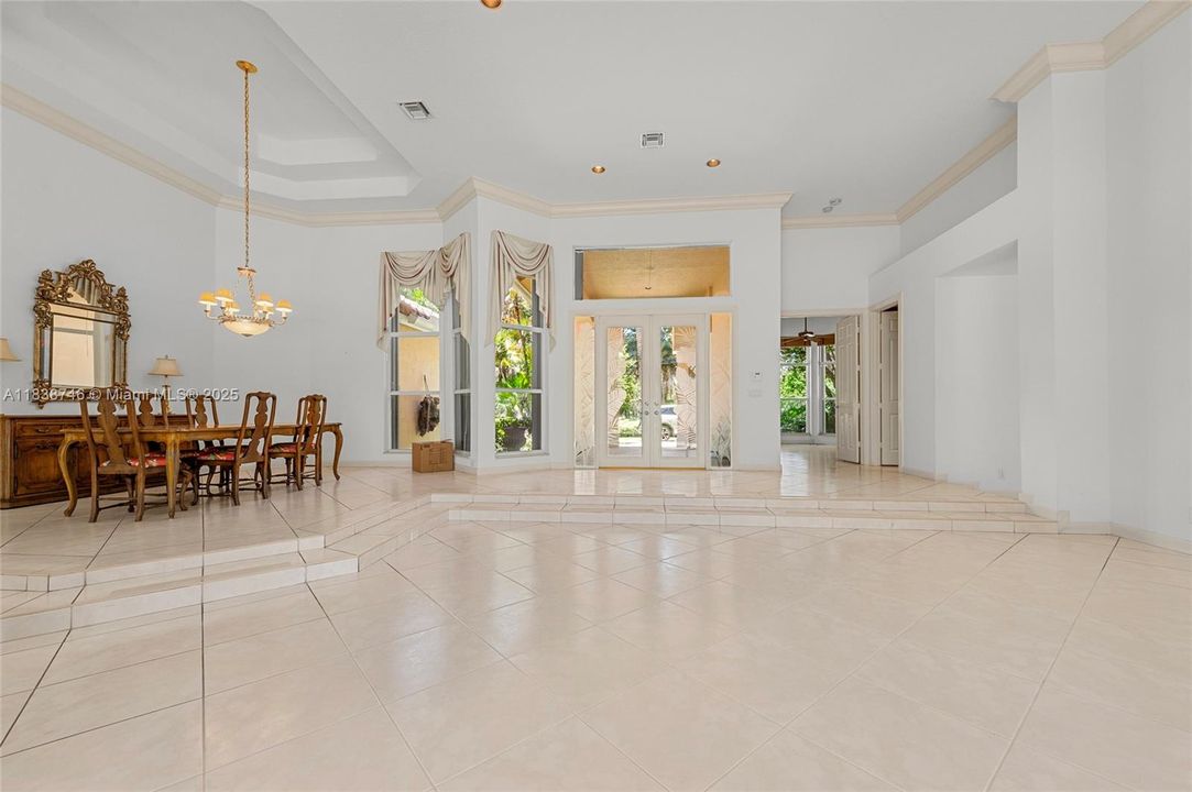 Recently Sold: $2,750,000 (5 beds, 4 baths, 4006 Square Feet)