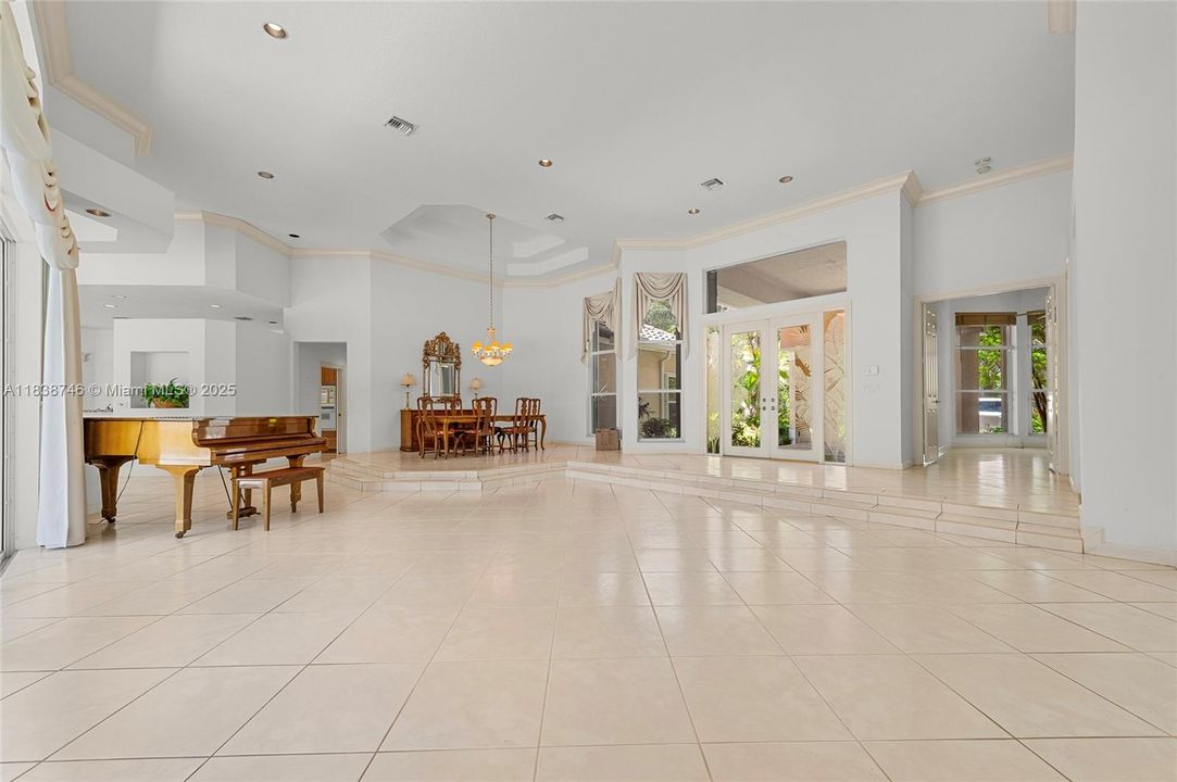 Recently Sold: $2,750,000 (5 beds, 4 baths, 4006 Square Feet)