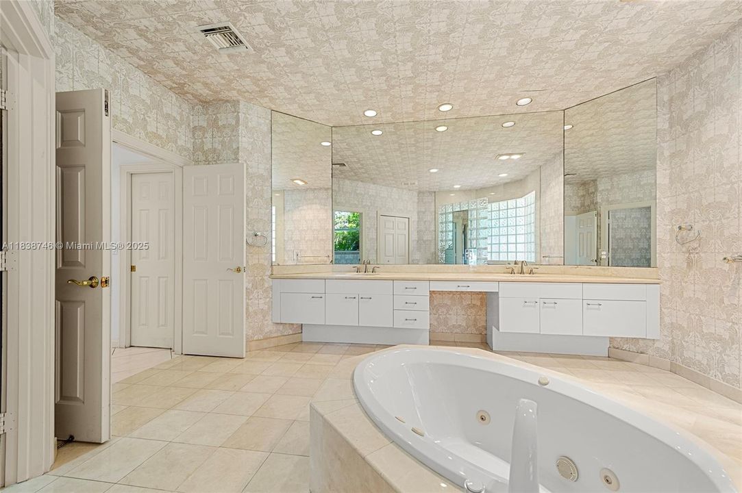 Recently Sold: $2,750,000 (5 beds, 4 baths, 4006 Square Feet)