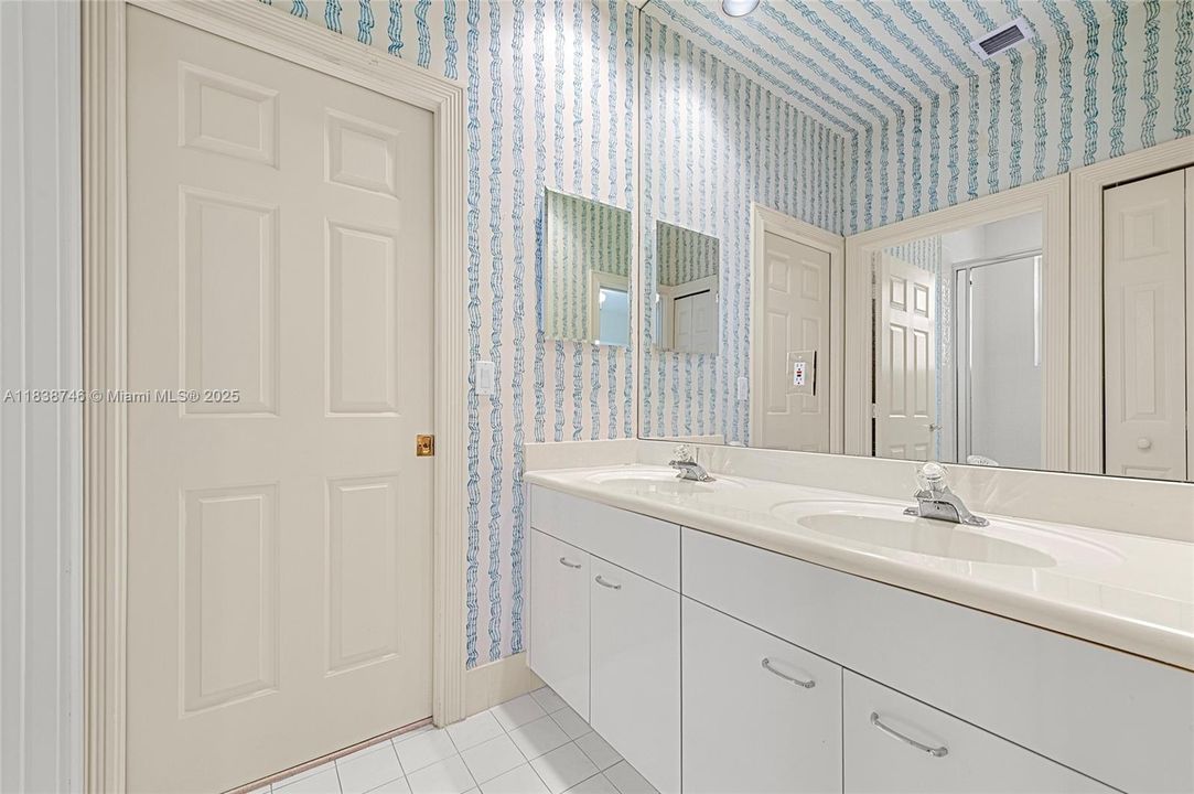 Recently Sold: $2,750,000 (5 beds, 4 baths, 4006 Square Feet)