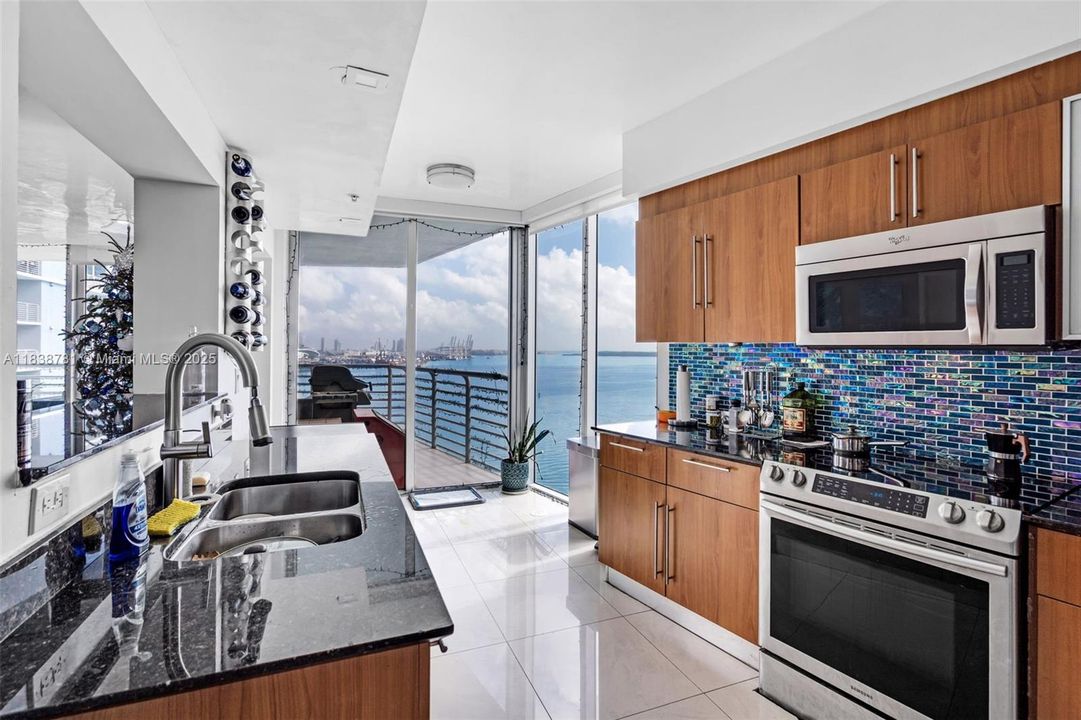 Recently Sold: $1,100,000 (3 beds, 2 baths, 1792 Square Feet)