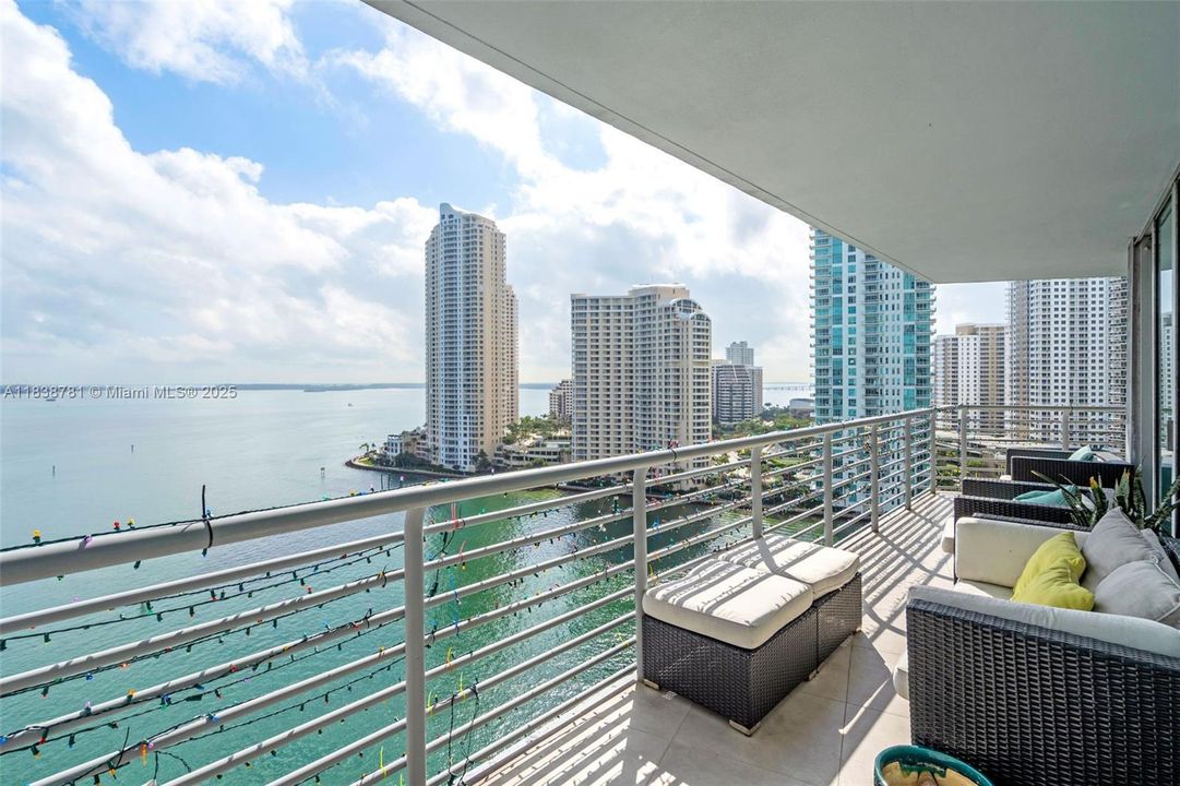 Recently Sold: $1,100,000 (3 beds, 2 baths, 1792 Square Feet)