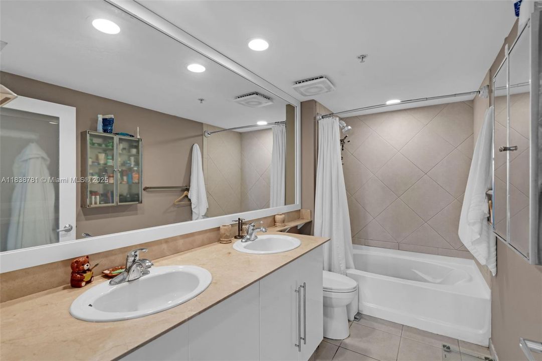 Recently Sold: $1,100,000 (3 beds, 2 baths, 1792 Square Feet)
