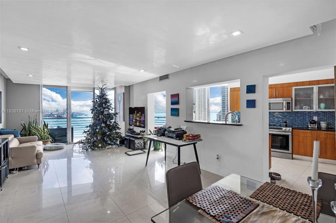Recently Sold: $1,100,000 (3 beds, 2 baths, 1792 Square Feet)