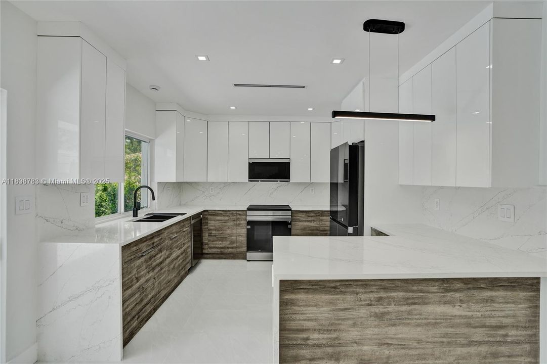 В аренду: $13,450 (5 спален, 5 ванн, 2122 Квадратных фут)