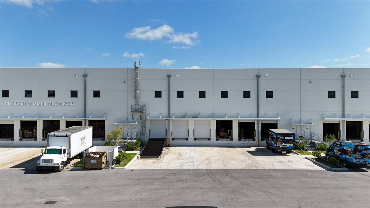 合同活跃: $3,100,000 (0 贝兹, 0 浴室, 0 平方英尺)