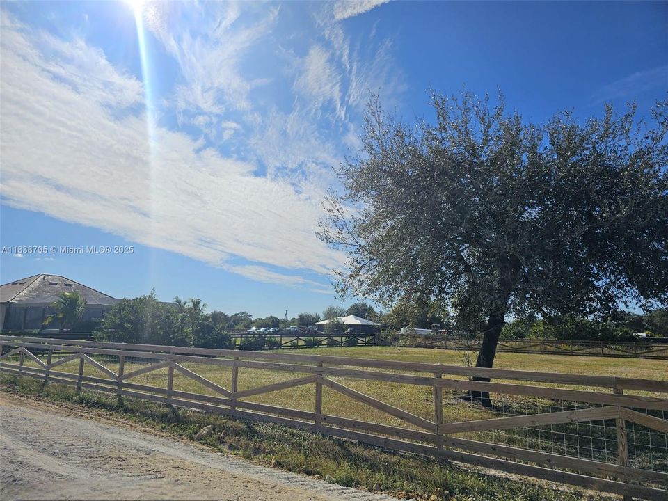 На продажу: $80,000 (1.25 acres)