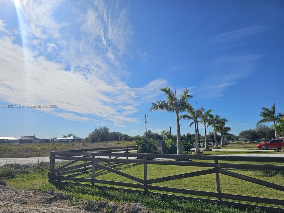 На продажу: $80,000 (1.25 acres)