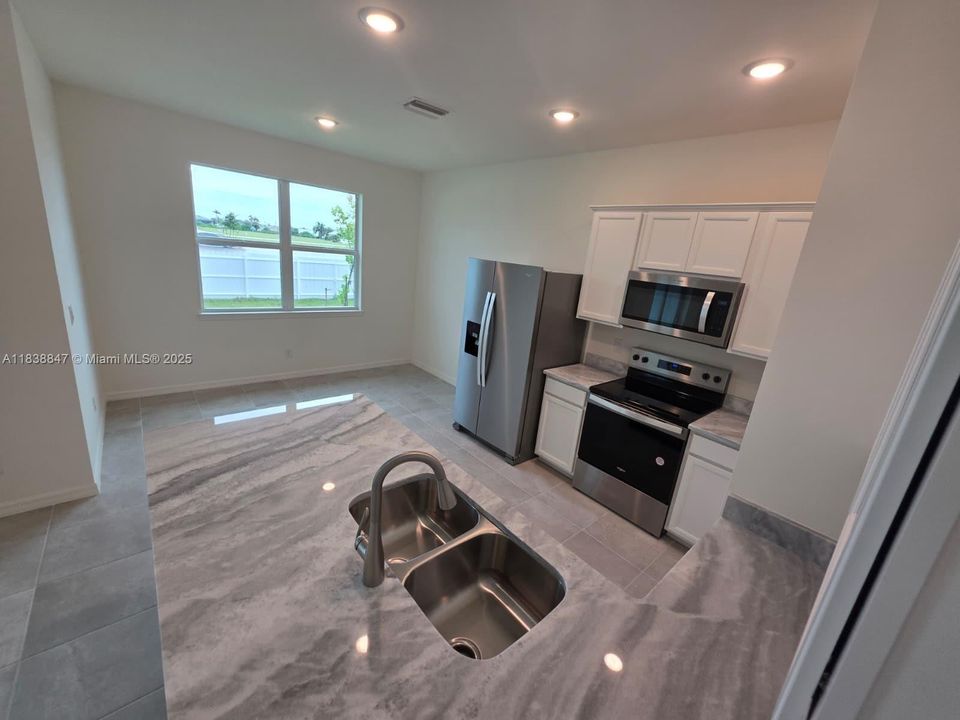 Recently Rented: $2,200 (3 beds, 2 baths, 0 Square Feet)