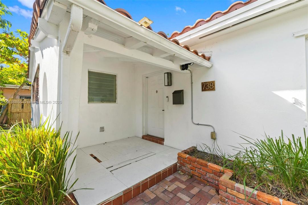 For Sale: $2,875,000 (3 beds, 2 baths, 1312 Square Feet)